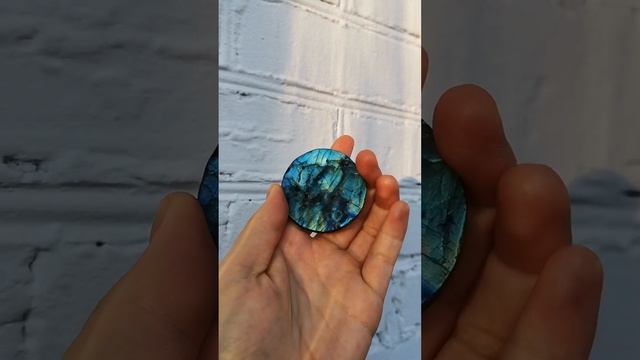 Красивый камень - лабрадор | beautiful stone - labradorite #shorts