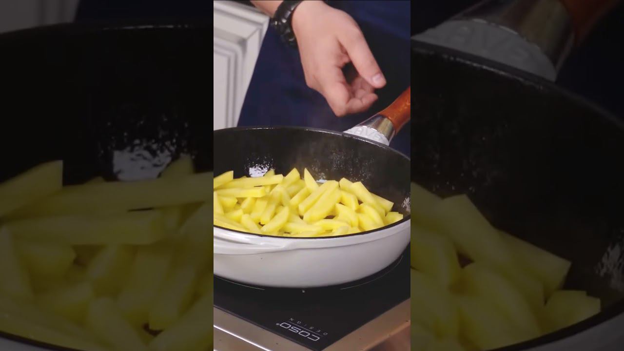 Как пожарить картошку и сохранить её хрустящей? Жарим картошку на чугунной сковороде! смотреть онлайн