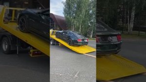 Выгрузка с эвакуатора автомобиля Форд Мустанг с низким клиренсом.
