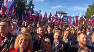 Жители Луганска со слезами на глазах встречают новость об присоединении Республики к России