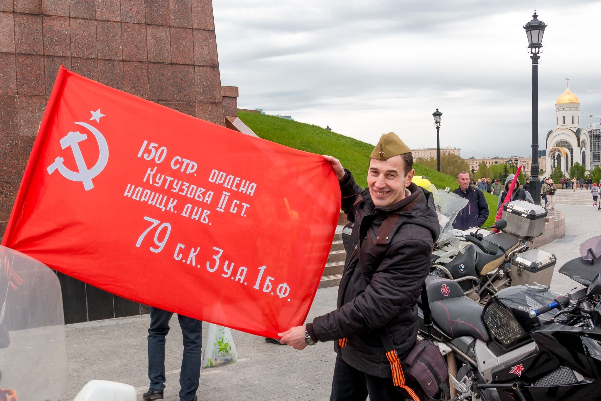 Перед началом мотоциклетного пробега в парке Победы 9 мая 2021.