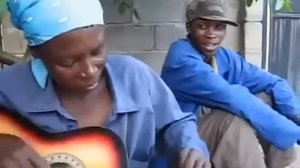 африканская женщина очень необычно играет на гитаре! класс!