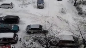 Авто пробиваеться через сугробы