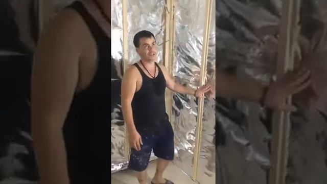 Процесс укладки фольги на стены Сауны !!