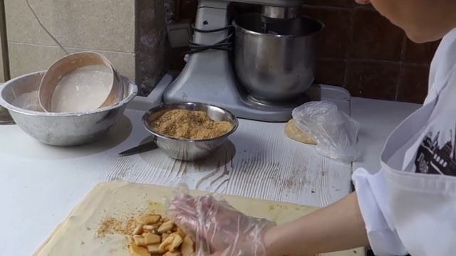 КАК ПРИГОТОВИТЬ ШТРУДЕЛЬ С ВИШНЕЙ И ЯБЛОКАМИ? 8 БЕРЕЗНЯ 2018
