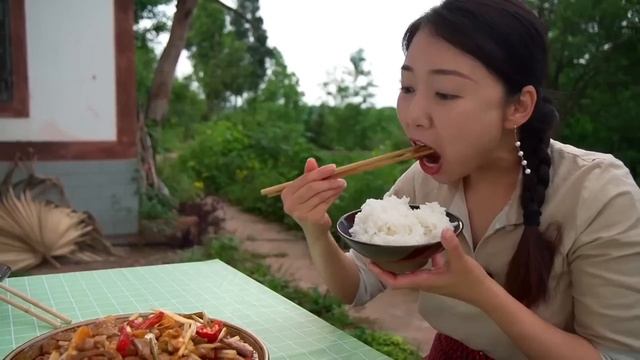 小雨用雞蛋煨個把子肉吃，鹵香四溢，一口咬下去滿嘴是肉真過癮 #市民朱小雨 смотреть онлайн