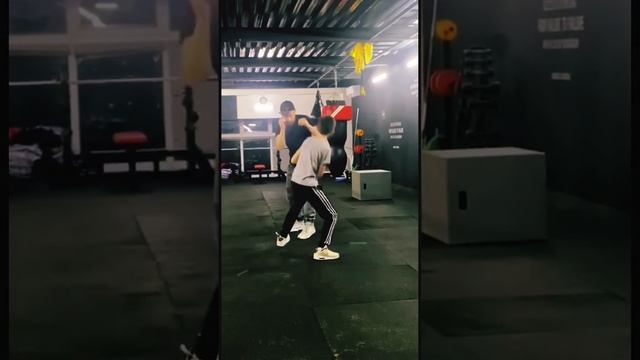 Пятнашки по плечам . Лучшая боксерская разминка #boxing #бокс #boxinglife смотреть онлайн