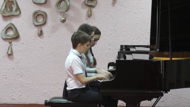 Муратов Влад , Точко Анна и Куликова Диана ; Ф.Уотт «Три поросенка» смотреть онлайн