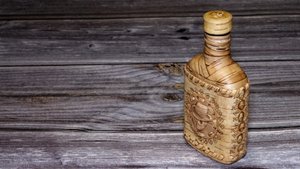 Тет а тет. Бутылка 0,25 в бересте, с черепами. Как сделать своими руками.