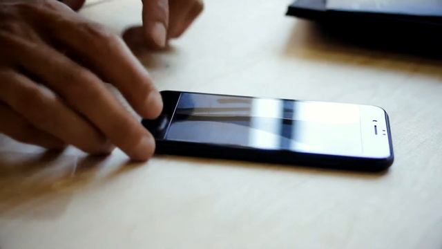 Наклейка бронестекла на Iphone 7