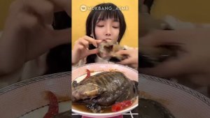 Китаянка ест черепаху