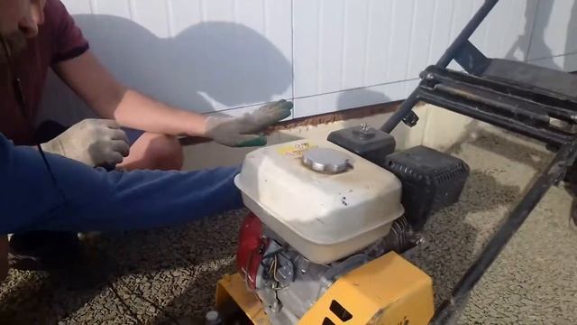 Уплотнение щебня для отмостки, как запустить виброплиту. Новосибирск. смотреть онлайн