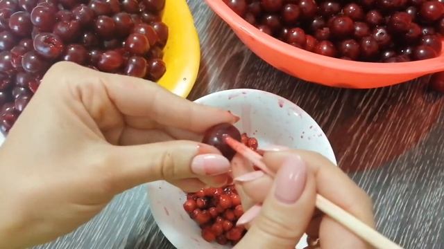 Как быстро удалить косточку из вишни