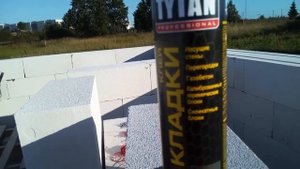 Клей-пена титан для кладки несущих стен из газобетона.