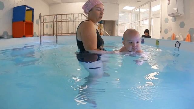 Малыш плавает! занятия в бассейне смотреть онлайн