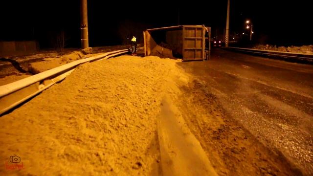 Грузовик с песком перевернулся в Архангельске смотреть онлайн