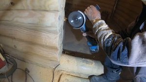 Makita DGA 517 в действии (пропил в брёвнах)