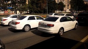 машины едут по улицам Москвы, солнечная погода