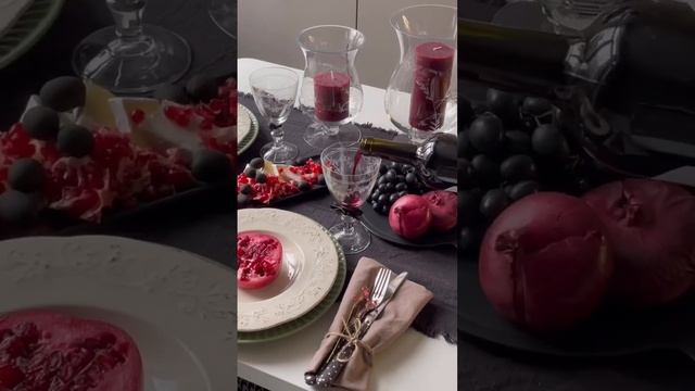 Стильная сервировка в чёрно-бордовых оттенках