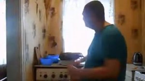 шок смотреть всем мужик танцует и жарит картошку одновременно