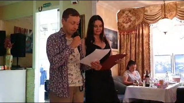 Юрий Тубольцев и Ольга Лебедева читают цитаты Юрия Тубольцева в ресторане, Москва 2023 г.