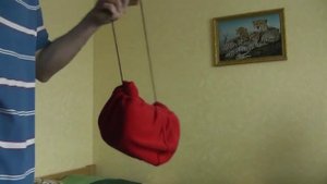 Лайфхак как компактно сложить вещи или сумка из кофты за одну минуту