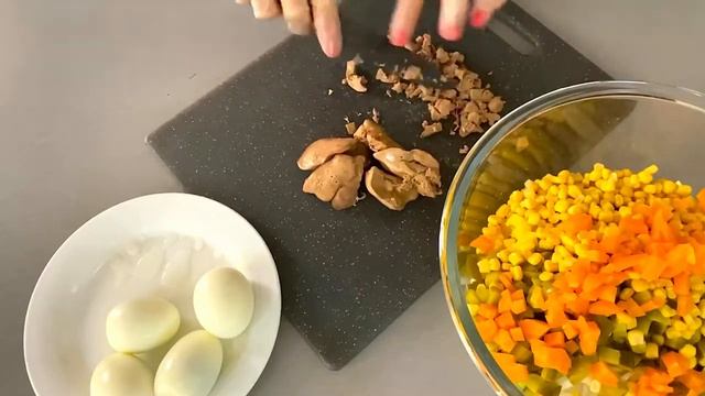 Очень вкусный САЛАТ — ОТЛИЧНАЯ замена «ОЛИВЬЕ», получается ВКУСНЕЕ и ОРИГИНАЛЬНЕЙ смотреть онлайн