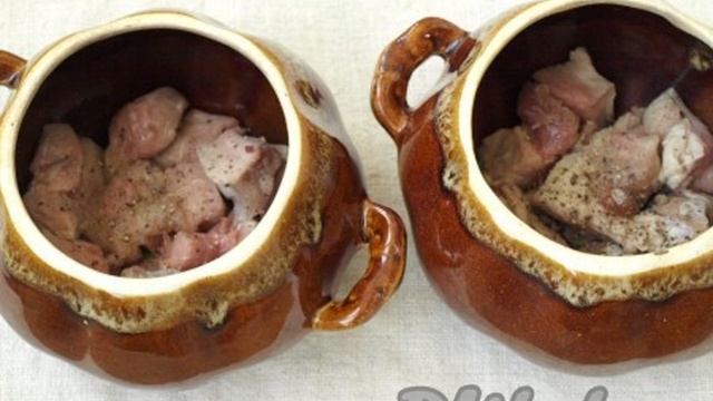 Свинина с грибами и картофелем в горшочках