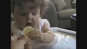 Малыши пробуют лимон