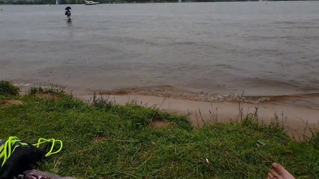 ВЛОГ ПОД ДОЖДЁМ НА ПЛЯЖЕ / ВЫБИРАЕМ ДАЧУ В ПОДМОСКОВЬЕ смотреть онлайн