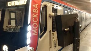 Поезд типа "Москва" на станции метро "Полежаевская".