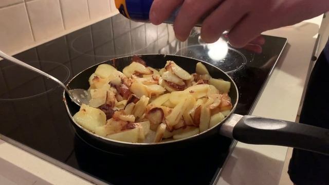 Как пожарить картошку. Жареная картошка на сковороде. Как правильно жарить картошку. Простой рецепт смотреть онлайн