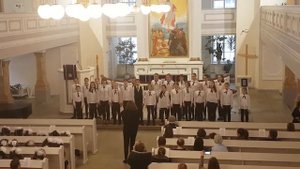 Нам день приносит свет зари