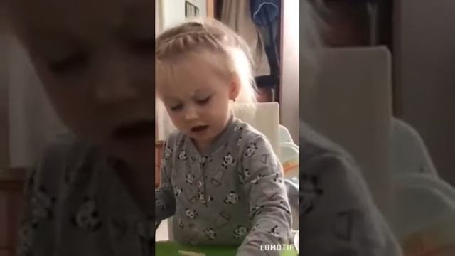 Потапеня Мелания помогает готовить бисквитный рулет с ягодами смотреть онлайн