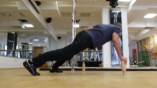 Отжимание на одной руке на бутылке. смотреть онлайн