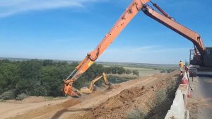 экскаватор с длинной стрелой