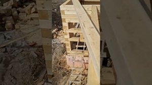 Выступ бруса под балкон на доме из бруса.