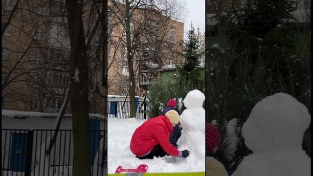 Когда хотелось показать как мы лепили снеговика, но некуда поставить камеру?❄️ #christmas #юмор