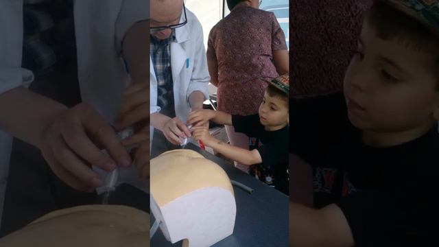 Миша делает укол смотреть онлайн