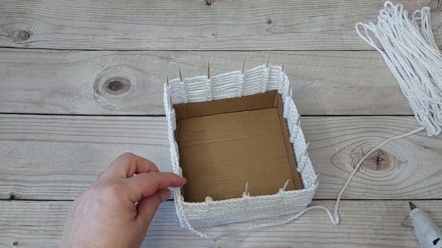 ?ПРОСТАЯ ИДЕЯ из картонной коробки и веревки. Плетеная корзина для хранения своими руками.