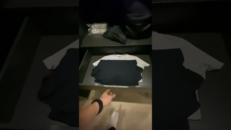Зеркальный шкаф для спальни в чёрном цвете