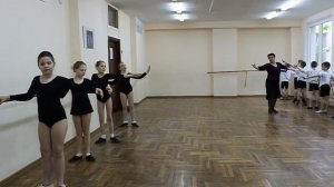 Урок по классическому танцу учащихся 3 класса