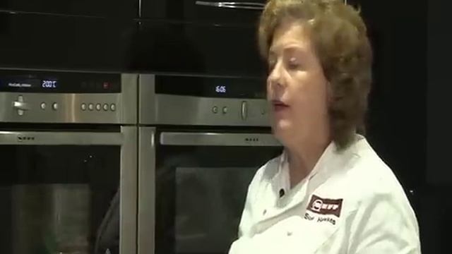 How to use the Buttons on a Neff Microwave Combination Oven with Two Guys Kitchens and Sue Hawkes смотреть онлайн