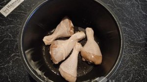 Куриные ножки с картошкой и луком в мультиварке