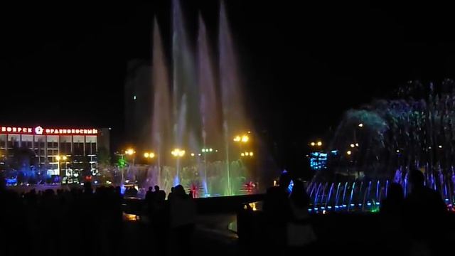 Танцующие фонтаны. Театральная площадь Красноярск