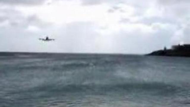 Insane Boing-747 plane landing!