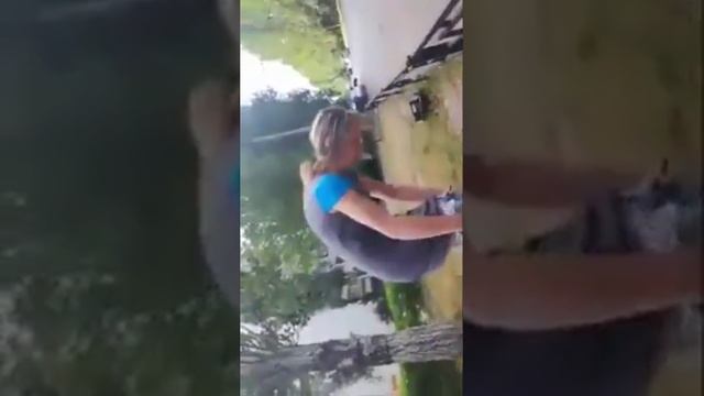 Неадекватная девушка разделась на улице Ульяновск смотреть онлайн