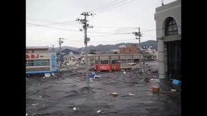 Шокирующее видео цунами в Японии    3 часть