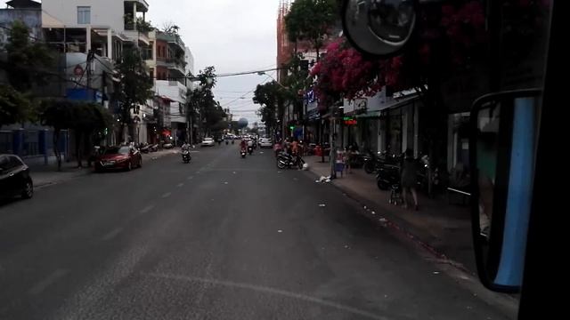 На автобусе номер 4 от Чамских башен до Винком-плаза на первой линии. смотреть онлайн