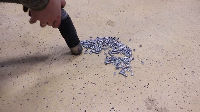 Сбор металлических шурупов и гаек промышленным пылесосом Дастпром